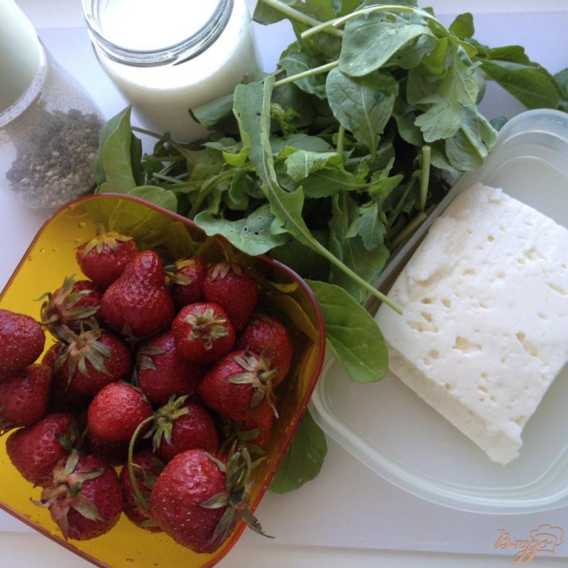 Фото приготовление рецепта: Салат с клубникой  рукколой и сыром фета шаг №1