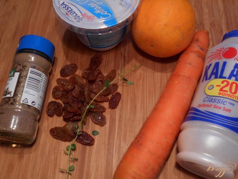 Фото приготовление рецепта: Салат с морковью, апельсином и творожной заправкой шаг №1