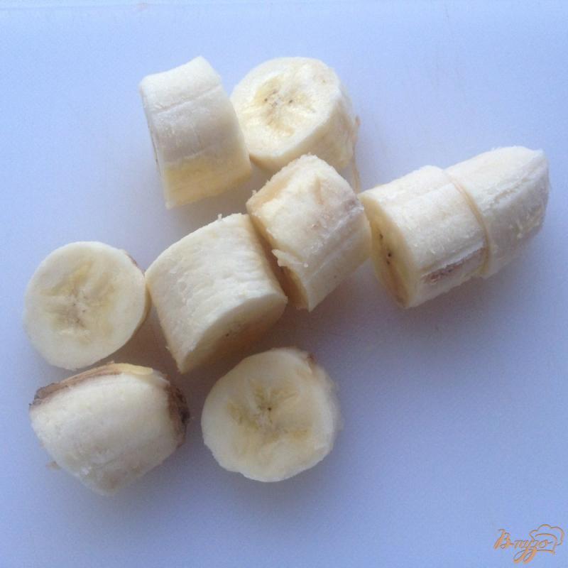 Фото приготовление рецепта: Бананово-клубничный смузи шаг №3
