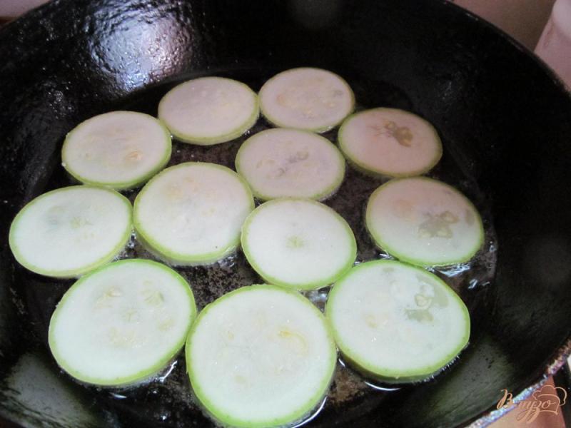 Фото приготовление рецепта: Салат из сердца помидора кабачка под грибным соусом шаг №5