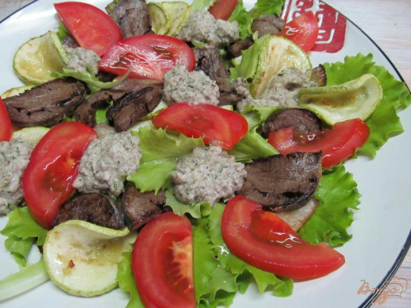 Фото приготовление рецепта: Салат из сердца помидора кабачка под грибным соусом шаг №9