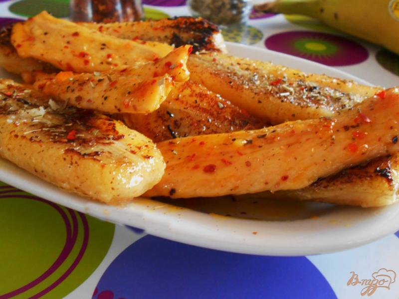 Фото приготовление рецепта: Куриное филе с бананом в острой апельсиновой глазури шаг №9
