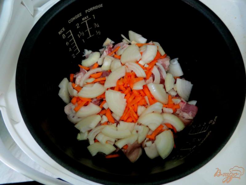 Фото приготовление рецепта: Рисовая каша со свининой в мультиварке шаг №5