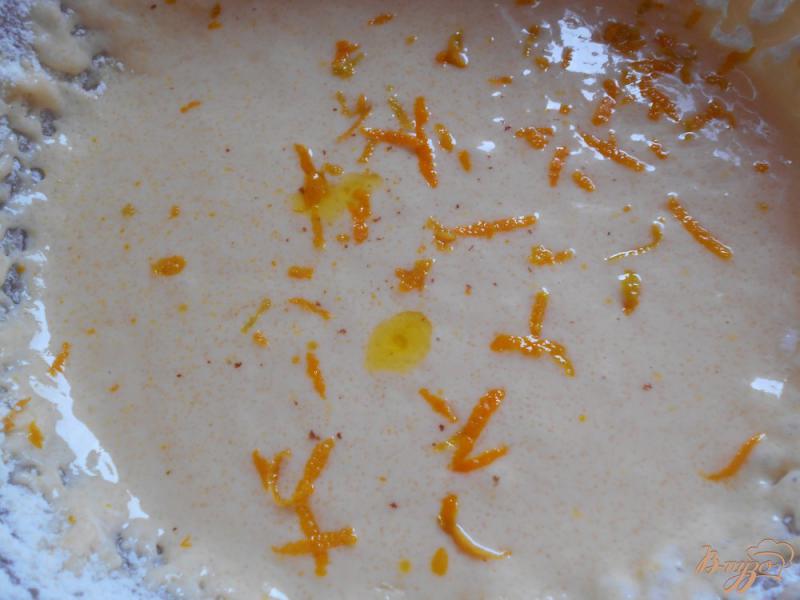 Фото приготовление рецепта: Апельсиновый кекс с ванильным пудингом и цукатами шаг №5