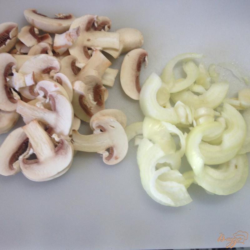 Фото приготовление рецепта: Молодой картофель с грибами в сметане шаг №2