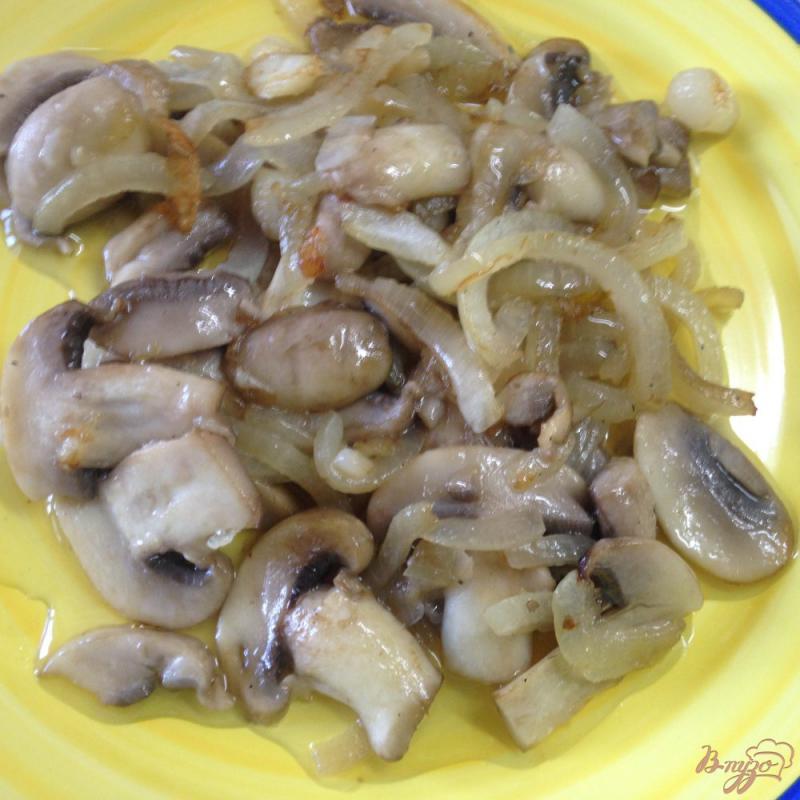 Фото приготовление рецепта: Молодой картофель с грибами в сметане шаг №4