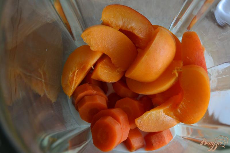 Фото приготовление рецепта: Смузи морковный с абрикосами и имбирем шаг №1