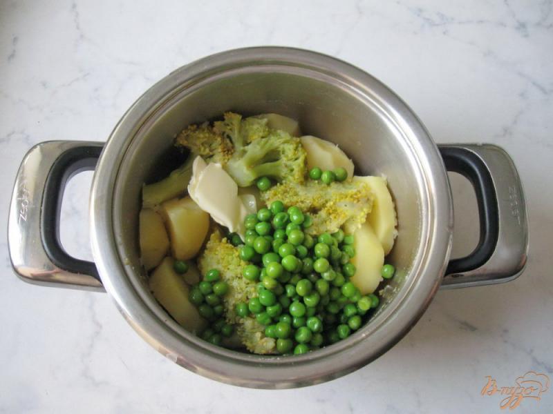 Фото приготовление рецепта: Картофельное пюре с брокколи и зеленым горошком шаг №4