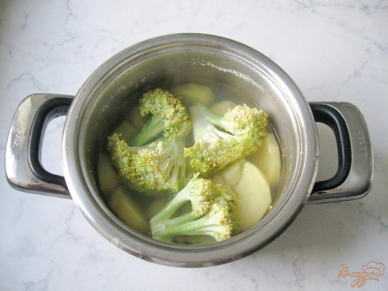 Фото приготовление рецепта: Картофельное пюре с брокколи и зеленым горошком шаг №2