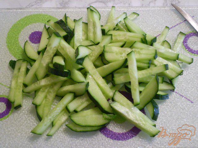 Фото приготовление рецепта: Салат с молодой капустой и салатом шаг №4