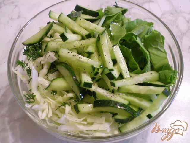 Фото приготовление рецепта: Салат с молодой капустой и салатом шаг №5