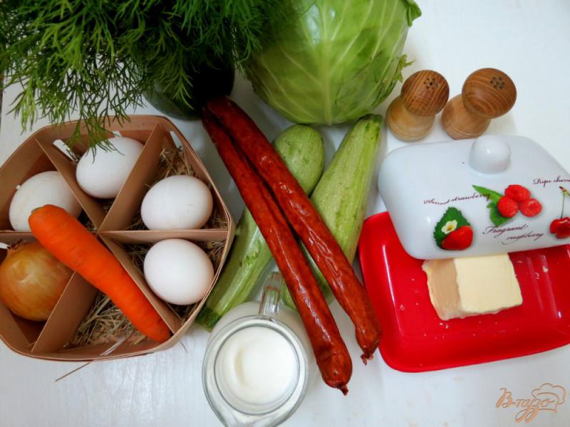 Фото приготовление рецепта: Запеканка из кабачков, капусты  и охотничьих сосисок шаг №1