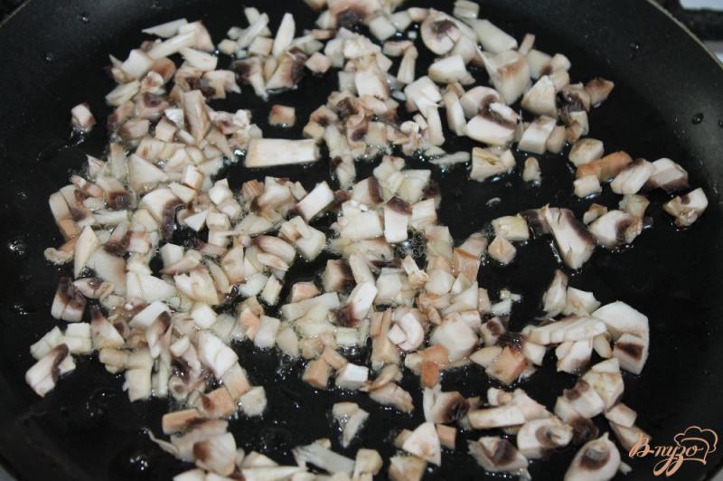 Фото приготовление рецепта: Фриттата с шампиньонами и сыром шаг №3