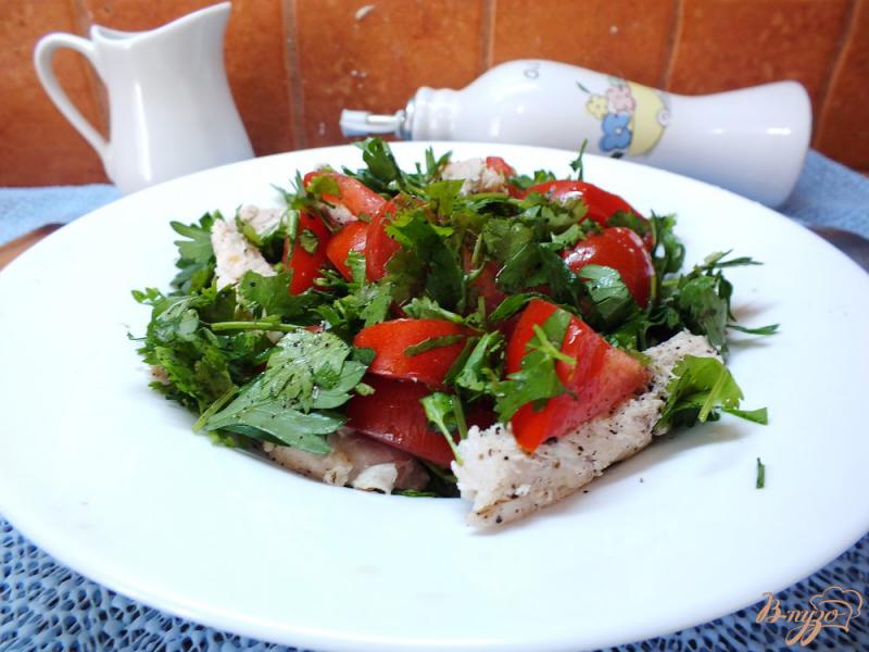 Фото приготовление рецепта: Мясной салат с кинзой и помидорами шаг №8