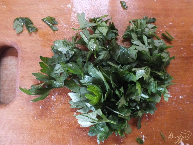 Фото приготовление рецепта: Мясной салат с кинзой и помидорами шаг №4