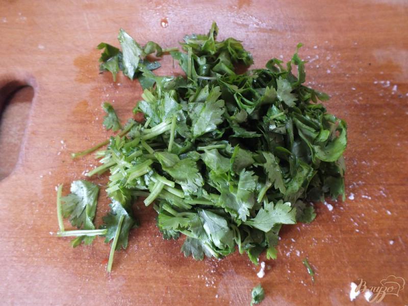 Фото приготовление рецепта: Мясной салат с кинзой и помидорами шаг №3
