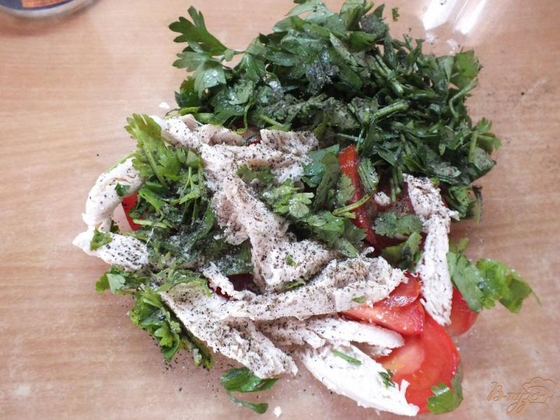 Фото приготовление рецепта: Мясной салат с кинзой и помидорами шаг №5