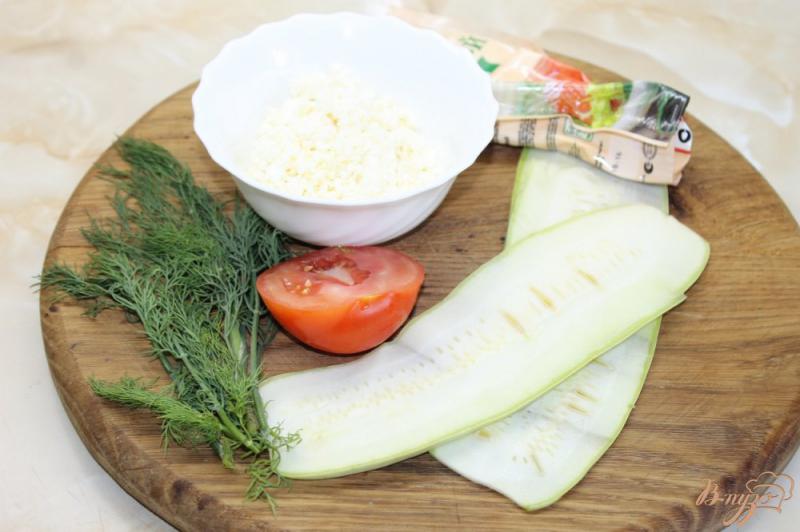 Фото приготовление рецепта: Кабачковые роллы с творогом и помидором с зеленью шаг №1