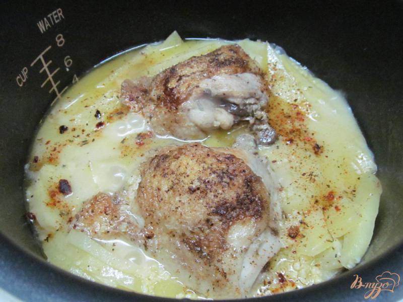 Фото приготовление рецепта: Куриные бедра в мультиварке шаг №7
