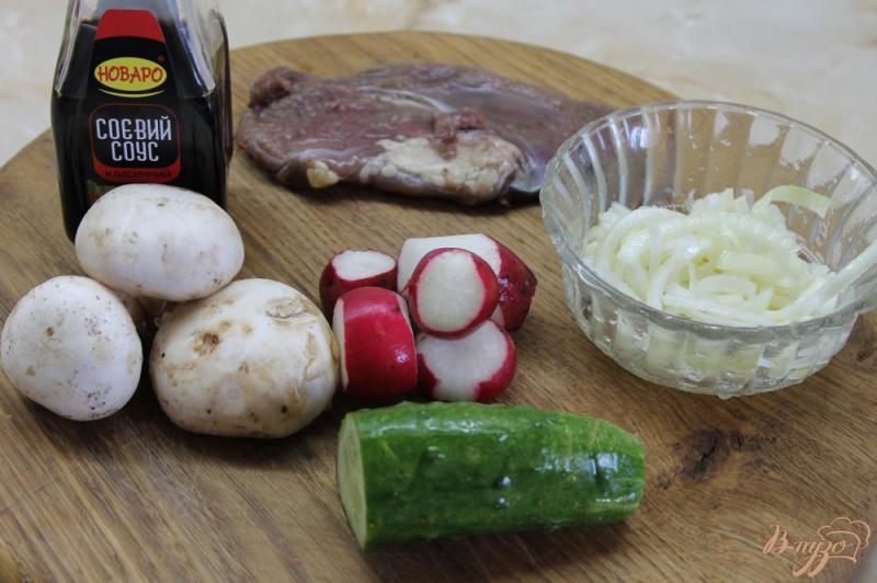 Фото приготовление рецепта: Салат с утиной грудкой и жареными шампиньонами шаг №1
