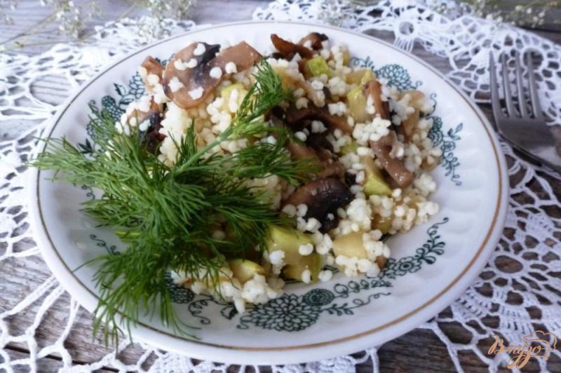 Фото приготовление рецепта: Пшенная каша с грибами и кабачками шаг №7