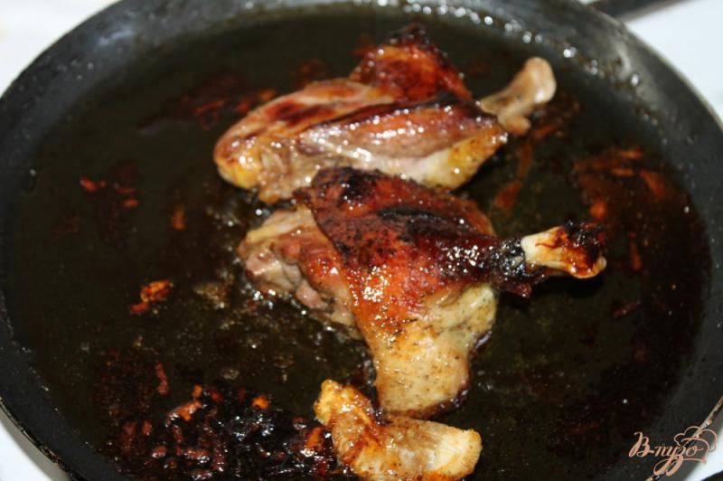 Фото приготовление рецепта: Утиные ножки обжаренные с медом и соевым соусом шаг №4
