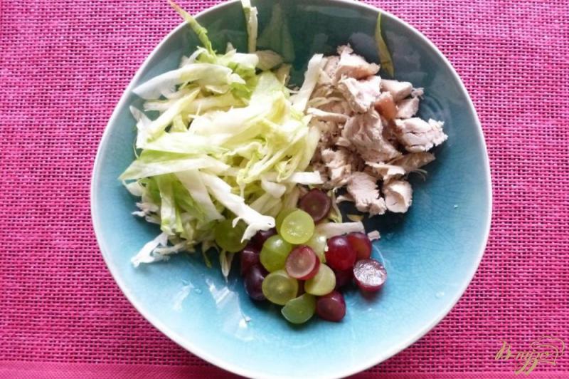 Фото приготовление рецепта: Салат из курицы и винограда шаг №2