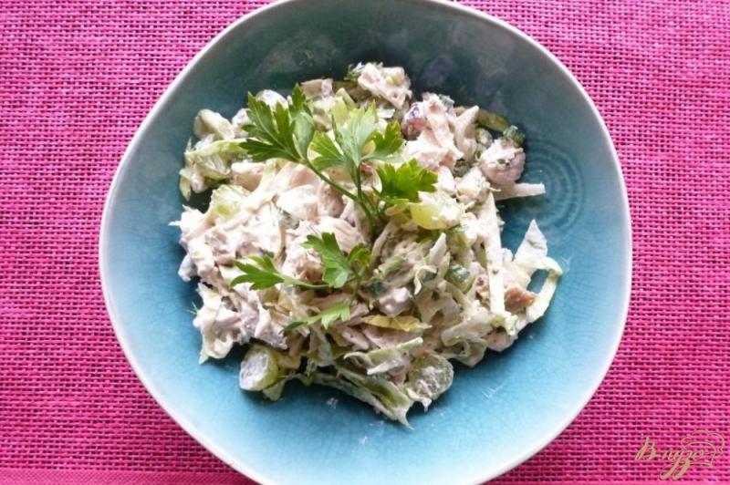 Фото приготовление рецепта: Салат из курицы и винограда шаг №5