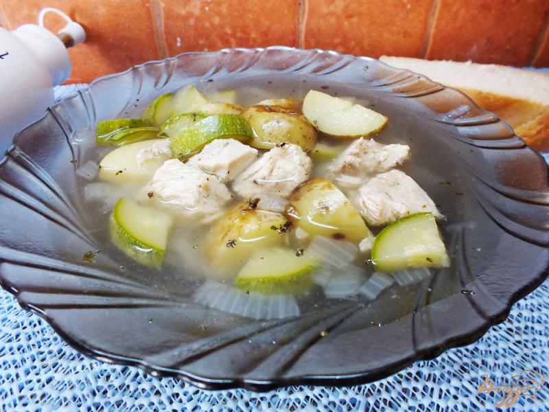 Фото приготовление рецепта: Суп с кабачками и молодым картофелем шаг №6