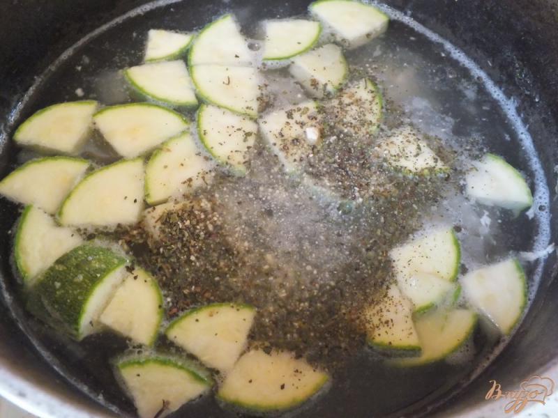 Фото приготовление рецепта: Суп с кабачками и молодым картофелем шаг №5