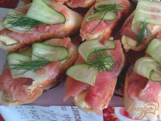 горбуша бутербродная. бутерброд с горбушей соленой рецепт. бутерброды с соленой семгой. бутерброды с красной рыбой на хлебцах. бутерброды из горбуши соленой.