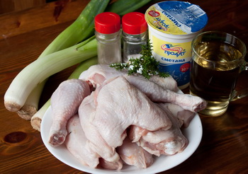 Курица с луком-пореем и сметанным соусом