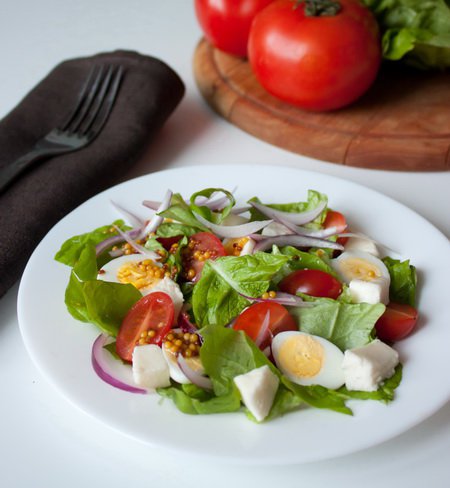 Рецепт Салат из моцареллы, томатов и перепелиных яиц