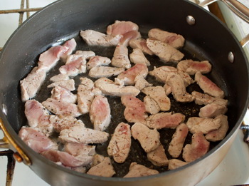 Теплый салат со свининой и брокколи