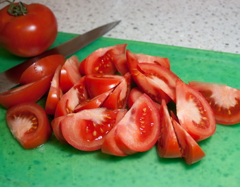 Салат из томатов и фасоли в средиземноморском стиле