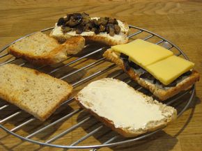 Горячие бутерброды с баклажанами и сыром