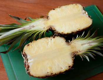Салат из индейки в ананасе