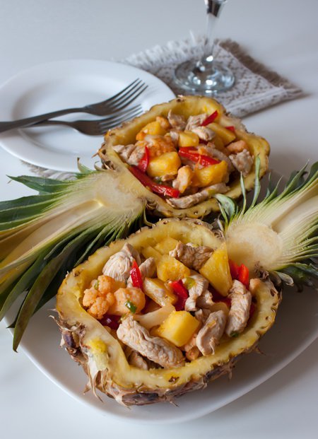 Рецепт Салат из индейки в ананасе