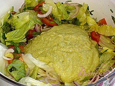 Салат с авокадо и сырными гренками