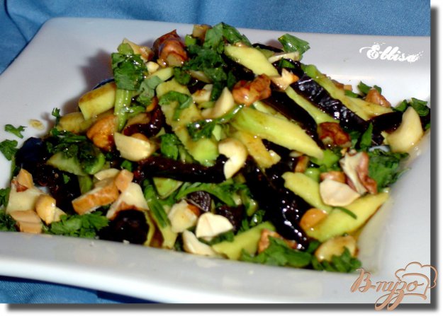 Рецепт Салат с черносливом, авокадо и орехами