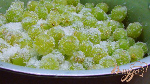 Варенье из винограда с пряностями и миндалём, томлённое в духовке. Варенье из винограда с пряностями и миндалём, томлённое в духовке.