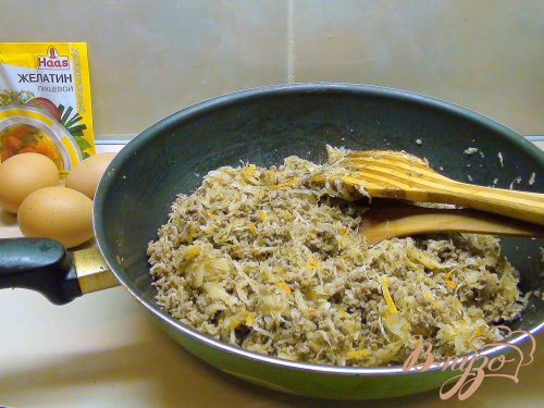 Пирог из слоёного теста с начинкой из фарша и кислой капусты. Пирог из слоёного теста с начинкой из фарша и кислой капусты.