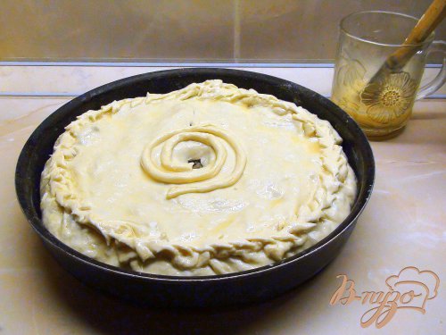 Пирог из слоёного теста с начинкой из фарша и кислой капусты. Пирог из слоёного теста с начинкой из фарша и кислой капусты.
