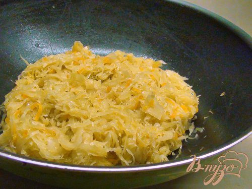 Пирог из слоёного теста с начинкой из фарша и кислой капусты. Пирог из слоёного теста с начинкой из фарша и кислой капусты.