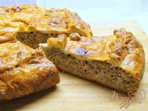 Пирог из слоёного теста с начинкой из фарша и кислой капусты. Пирог из слоёного теста с начинкой из фарша и кислой капусты.