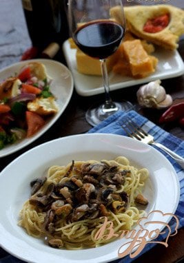 Спагетти с шампиньонами и коктейлем из морепродуктов