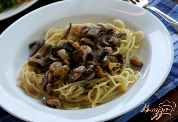 Рецепт Спагетти с шампиньонами и коктейлем из морепродуктов