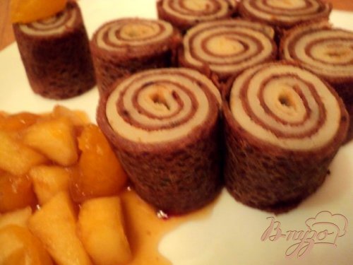 Блинные рулетики с фруктово-карамельным соусом. Блинные рулетики с фруктово-карамельным соусом.