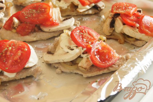 Свиные отбивные запеченые с грибами, помидорами и луком Свиные отбивные запеченые с грибами, помидорами и луком