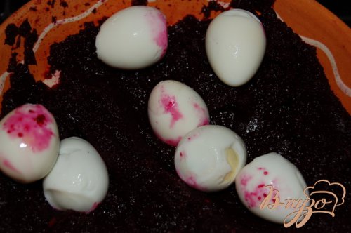 Пикантный розовый салат с маринованными яйцами Пикантный розовый салат с маринованными яйцами